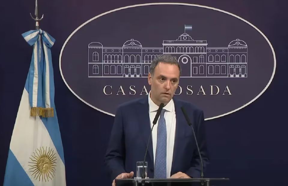 El Gobierno confirmó que el jueves se reunirá con una comitiva del FMI para renegociar el acuerdo “caído”