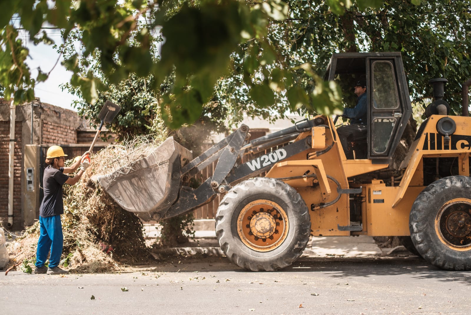 Continúan los operativos de limpieza urbana en Rawson