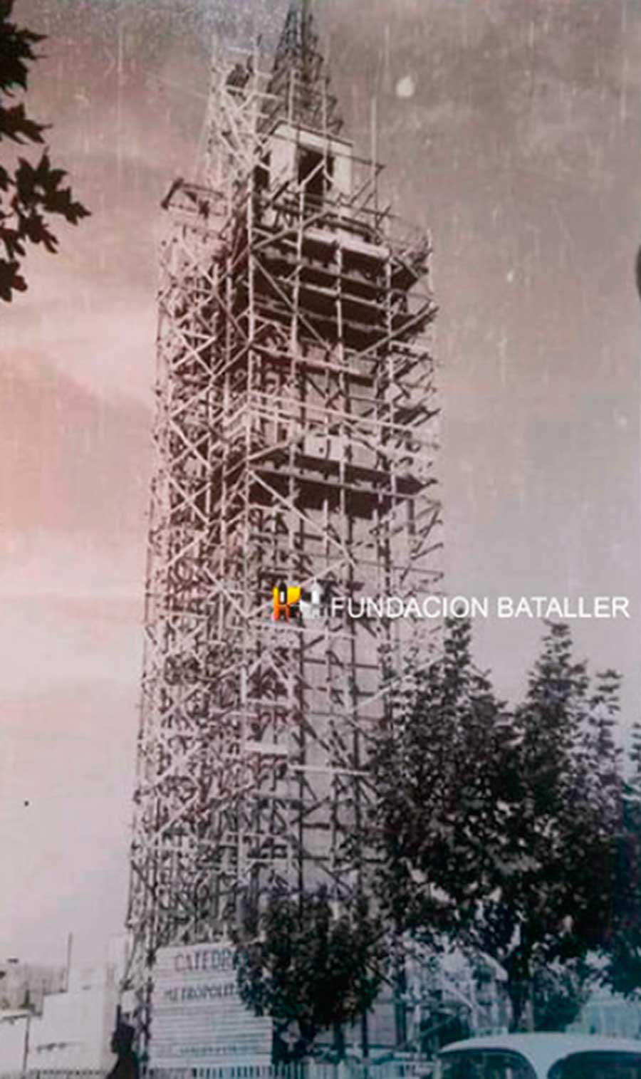 La construcción del campanil de la Catedral