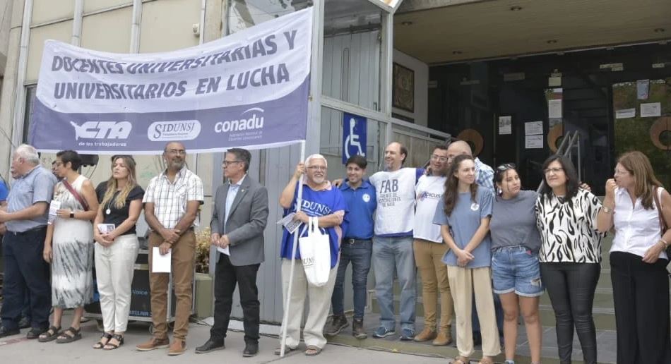 Abrazo en defensa de la UNSJ en la Facultad de Ingeniería. 