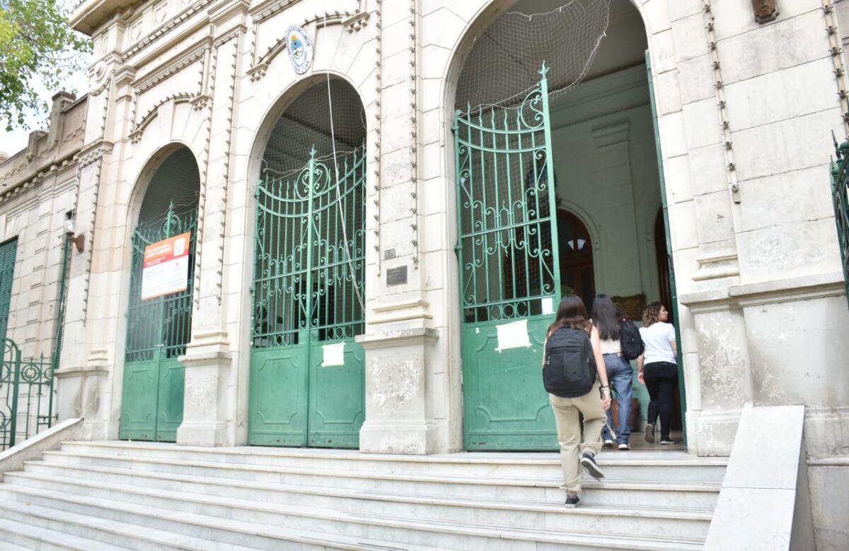 Denuncian que 4 alumnos agredieron a otro en el baño de la Escuela Normal  Sarmiento