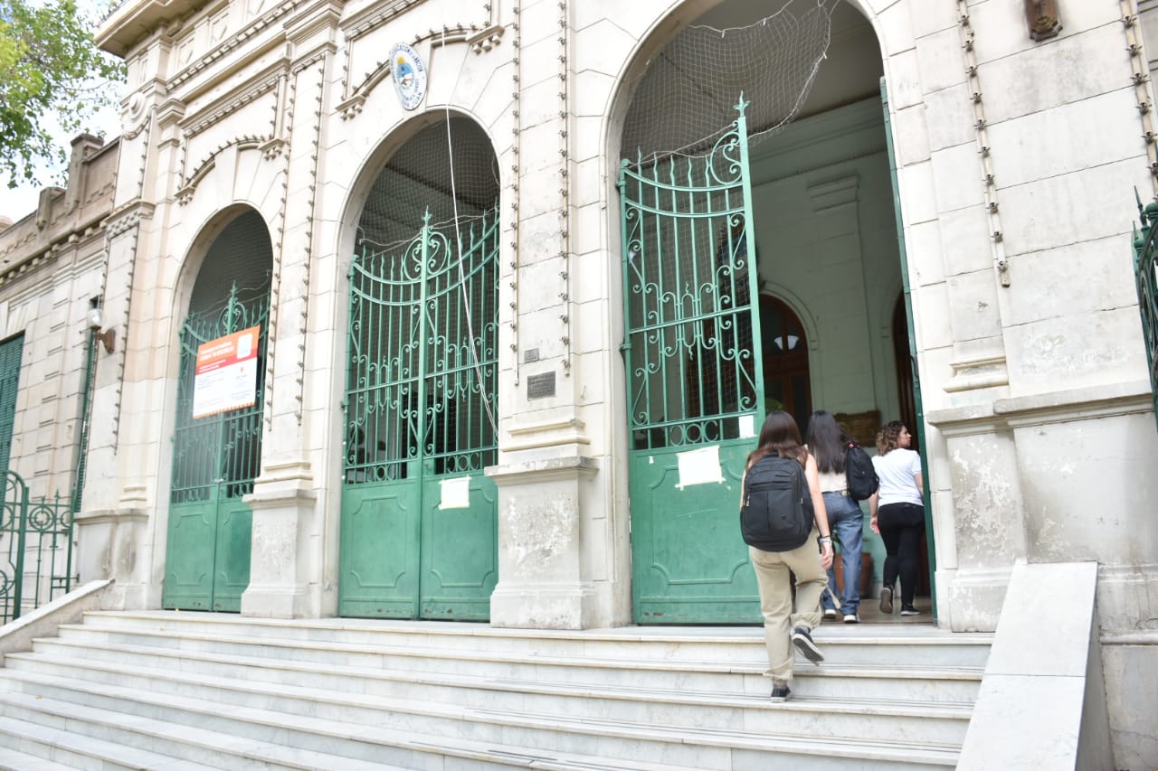 Denuncian que 4 alumnos agredieron a otro en el baño de la Escuela Normal  Sarmiento