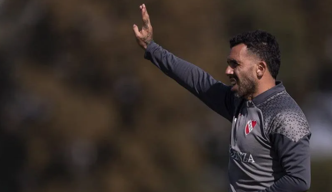 Después del susto, Tevez dirigió el entrenamiento de Independiente