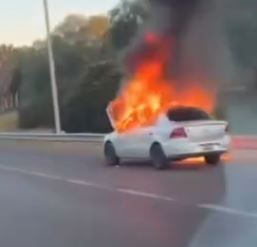 Conductora salvó a su hijo de 2 años, al incendiarse el vehículo