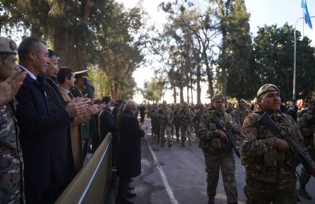 Desfile militar para celebrar el Día de la Bandera