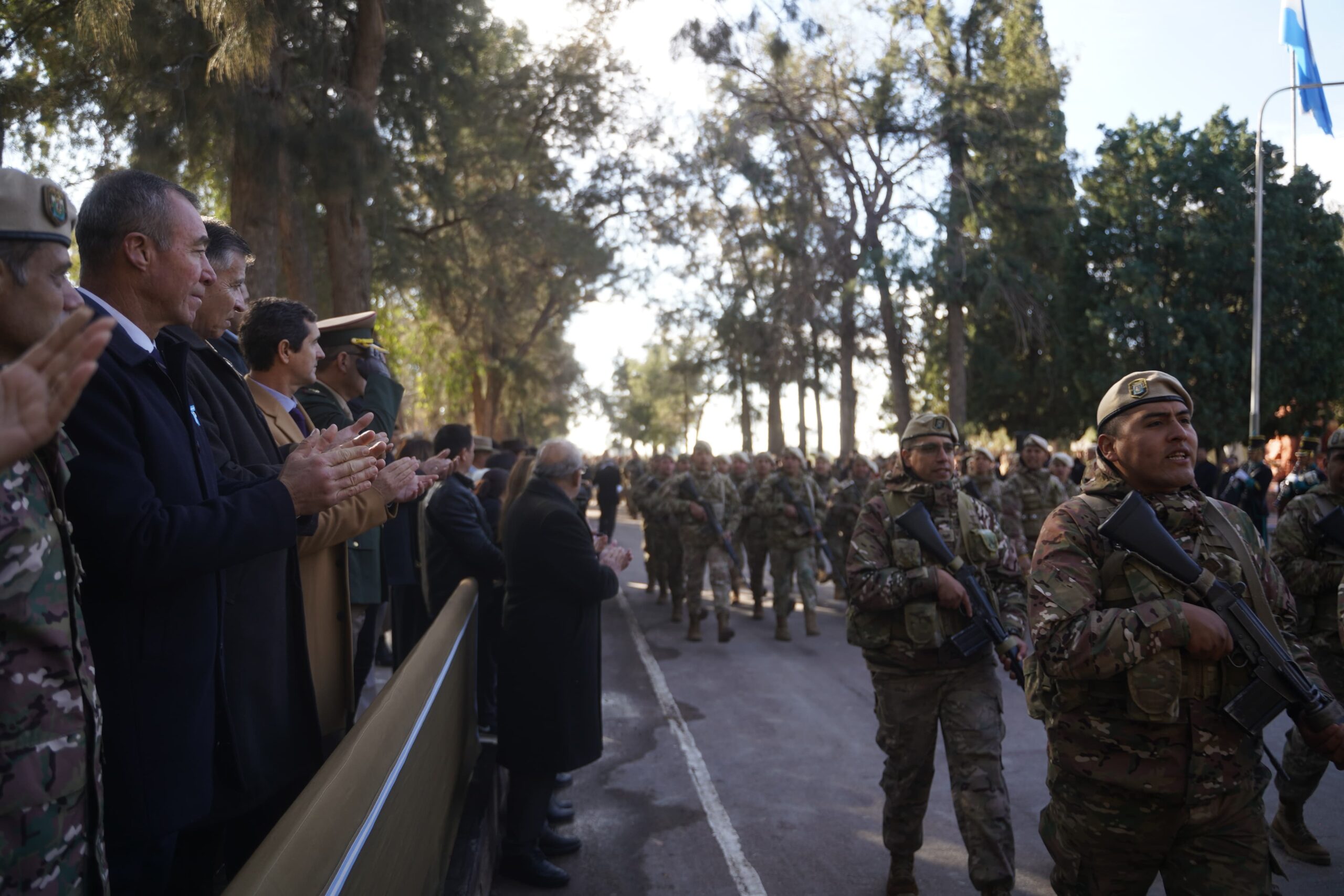 Desfile militar para celebrar el Día de la Bandera