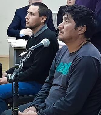Federico Raúl Ojeda (pantalón jean azul) y Héctor Walter Aballay (buzo azul oscuro). T