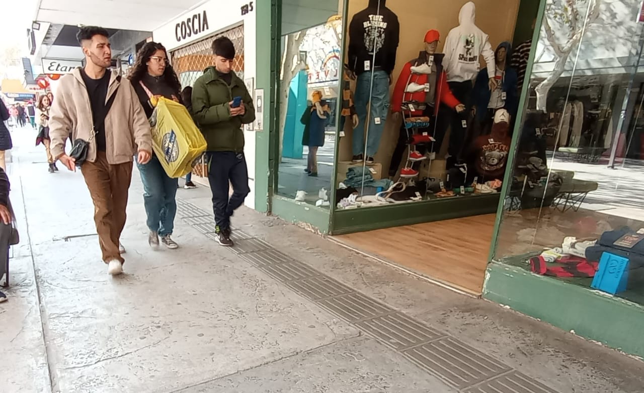 Pese a las bajas ventas, los comerciantes no se van de la peatonal