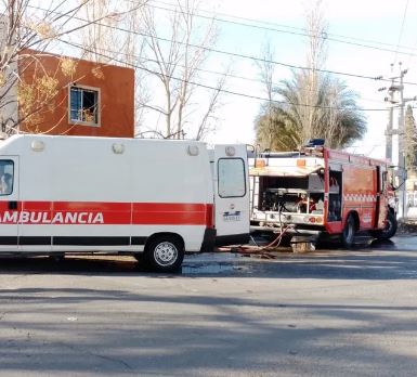Rescatan a un hombre que quedó atrapado en medio de un incendio en Rivadavia