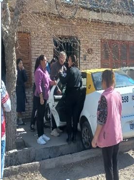 Se tiraron del auto al ver que su padre se descompensó mientras manejaba