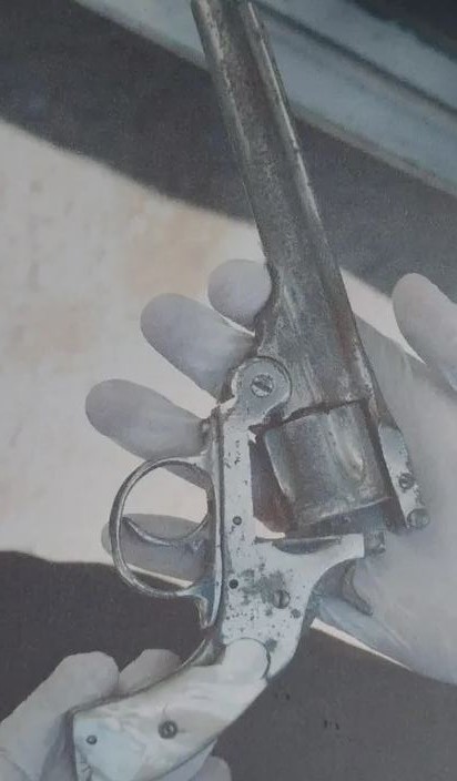 Amenazó con un arma a un conductor que se estacionó en el puente de su comercio