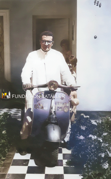 Un sacerdote en su Vespa