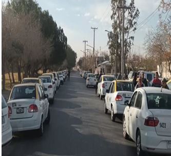 Taxistas y remiseros se manifiestan en contra de Uber