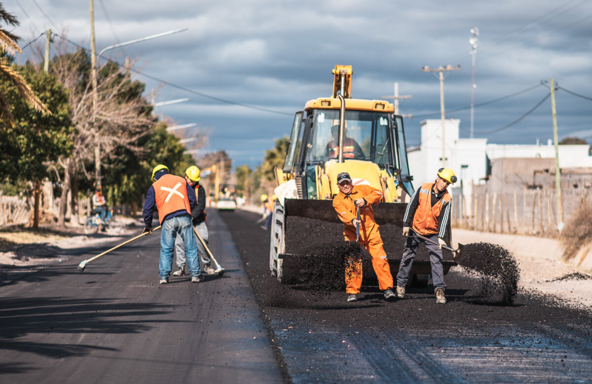 Avanzan las obras de pavimentación en Santa Lucía, Rivadavia y Rawson
