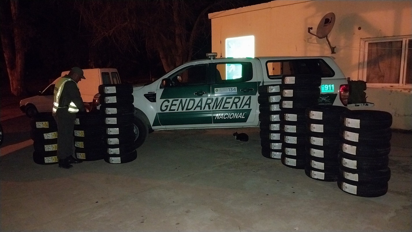 Fueron detenidos por ingresar a la provincia con más de 40 neumáticos de contrabando