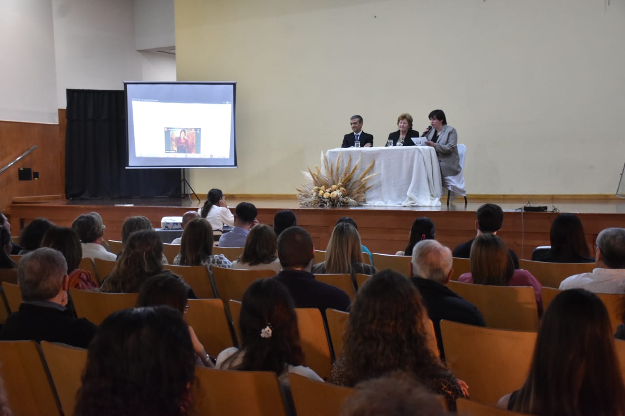 Presentan Filosofando, espacio virtual de la profesora Ana María Nieto de García
