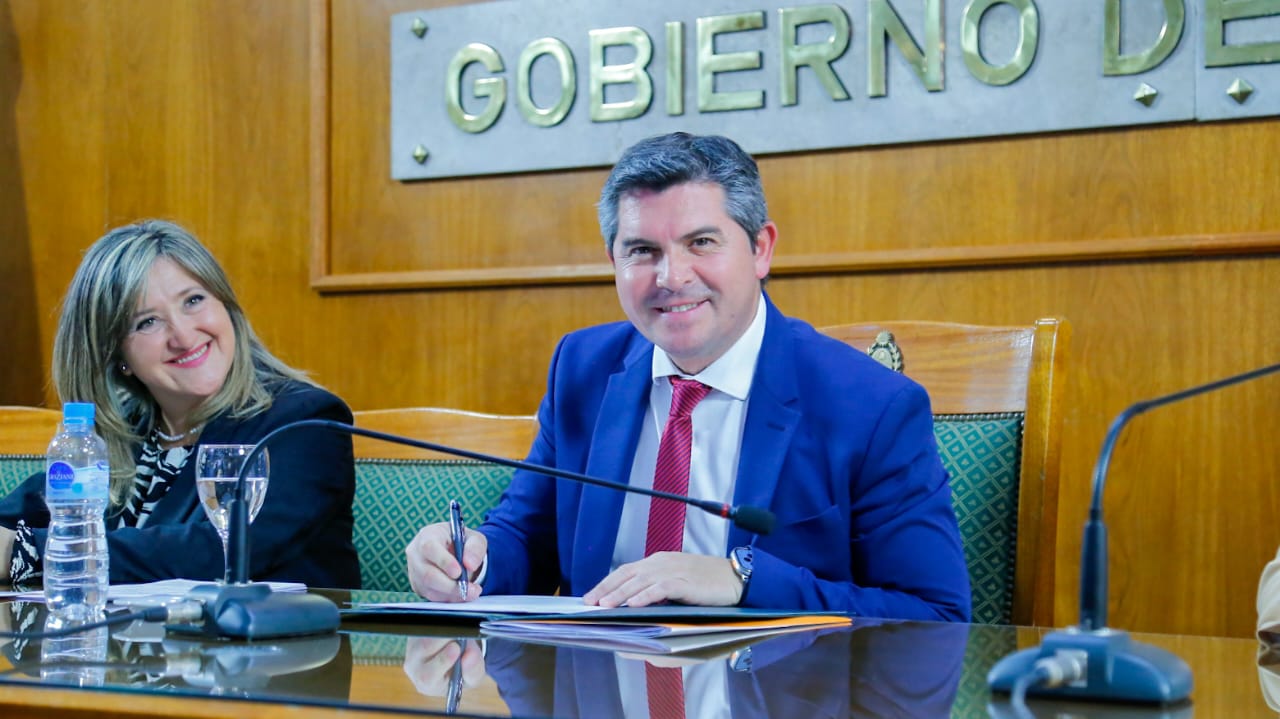 Orrego anunció el lanzamiento de aulas tecnológicas para potenciar la educación en 5 departamentos