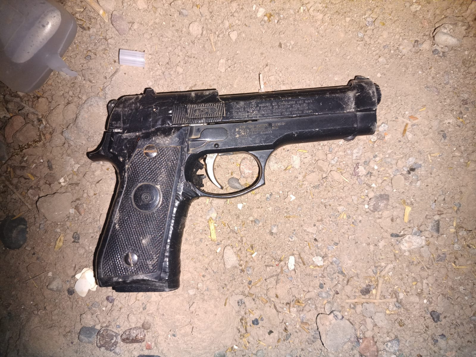 Menores arrojaron un arma al ver a la policía