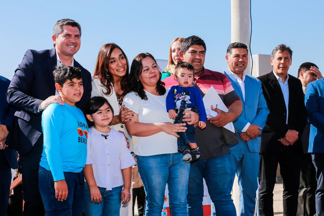 El gobernador entregó las llaves de sus nuevas casas a 204 familias cauceteras