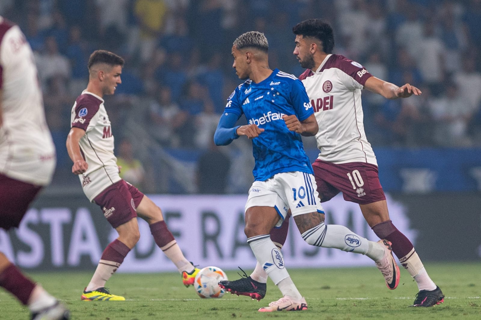 Lanús logró un buen empate en Brasil