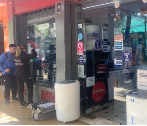 Roban electrodomésticos y celulares tras romper vidriera
