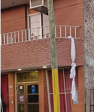 Escapó descolgandose con sábanas, para no pagar el hotel