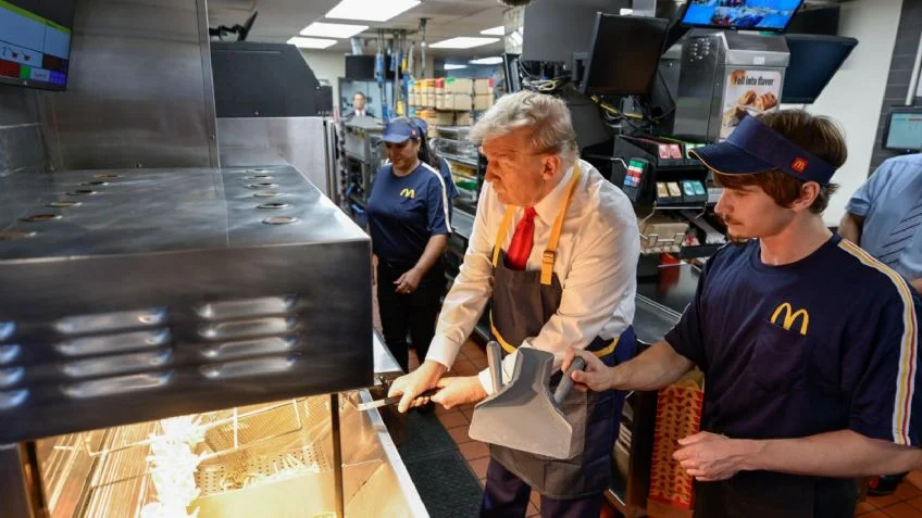 Donald Trump visitó un McDonald’s, cocinó papas fritas y disparó contra Kamala Harris