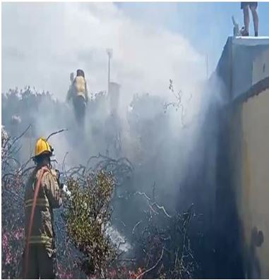 Chimbas: Bomberos trabajan para sofocar incendio en depósito de ropa 