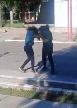 Alumnas se trenzaron a golpes mientras sus compañeras aconsejaban“sacate la bronca»