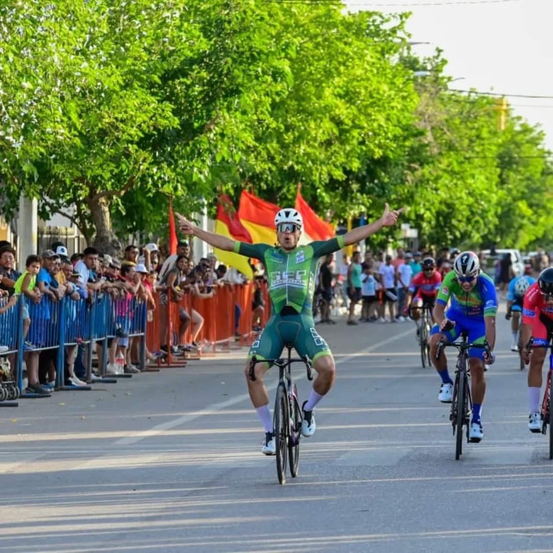 Ciclismo: Leonardo Cobarrubia ganó la primera de la temporada