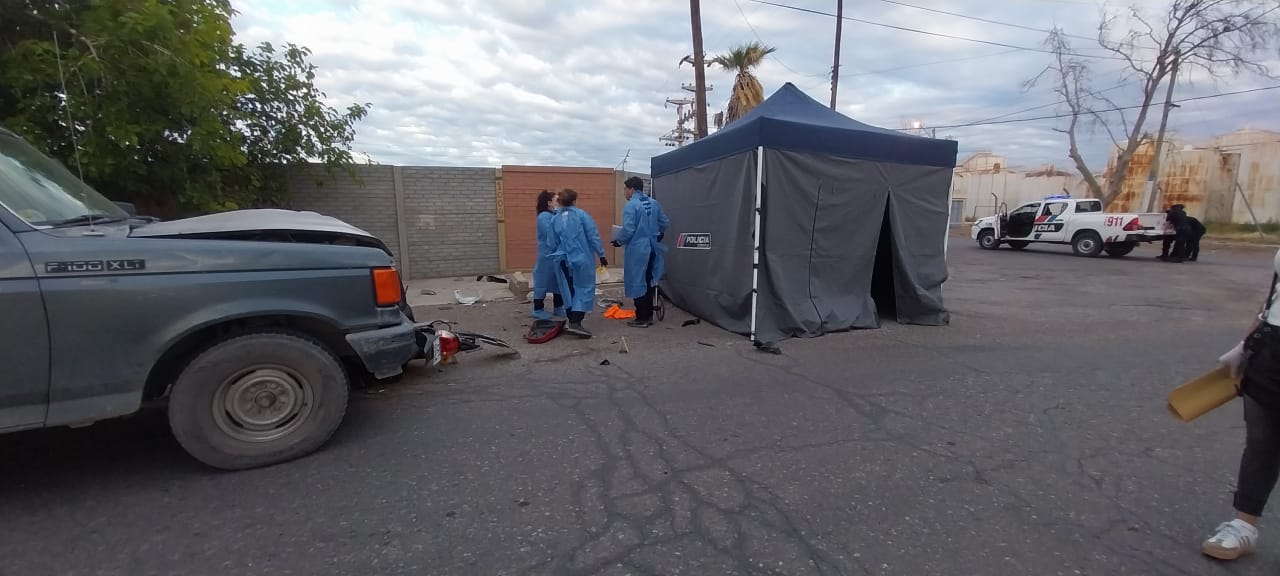 Tragedia en Rawson: un motociclista falleció tras chocar contra una camioneta