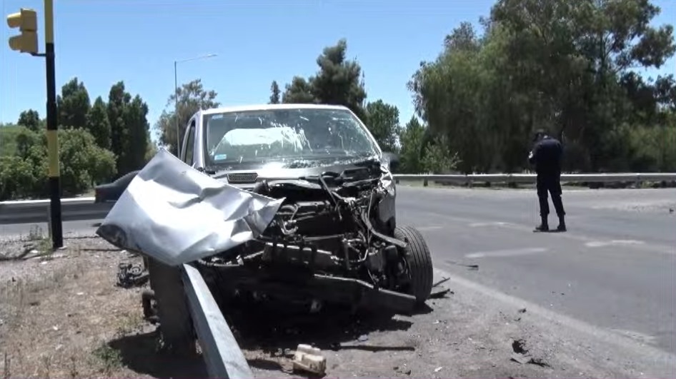 Grave choque en Santa Lucía: una camioneta quedó debajo de un camión