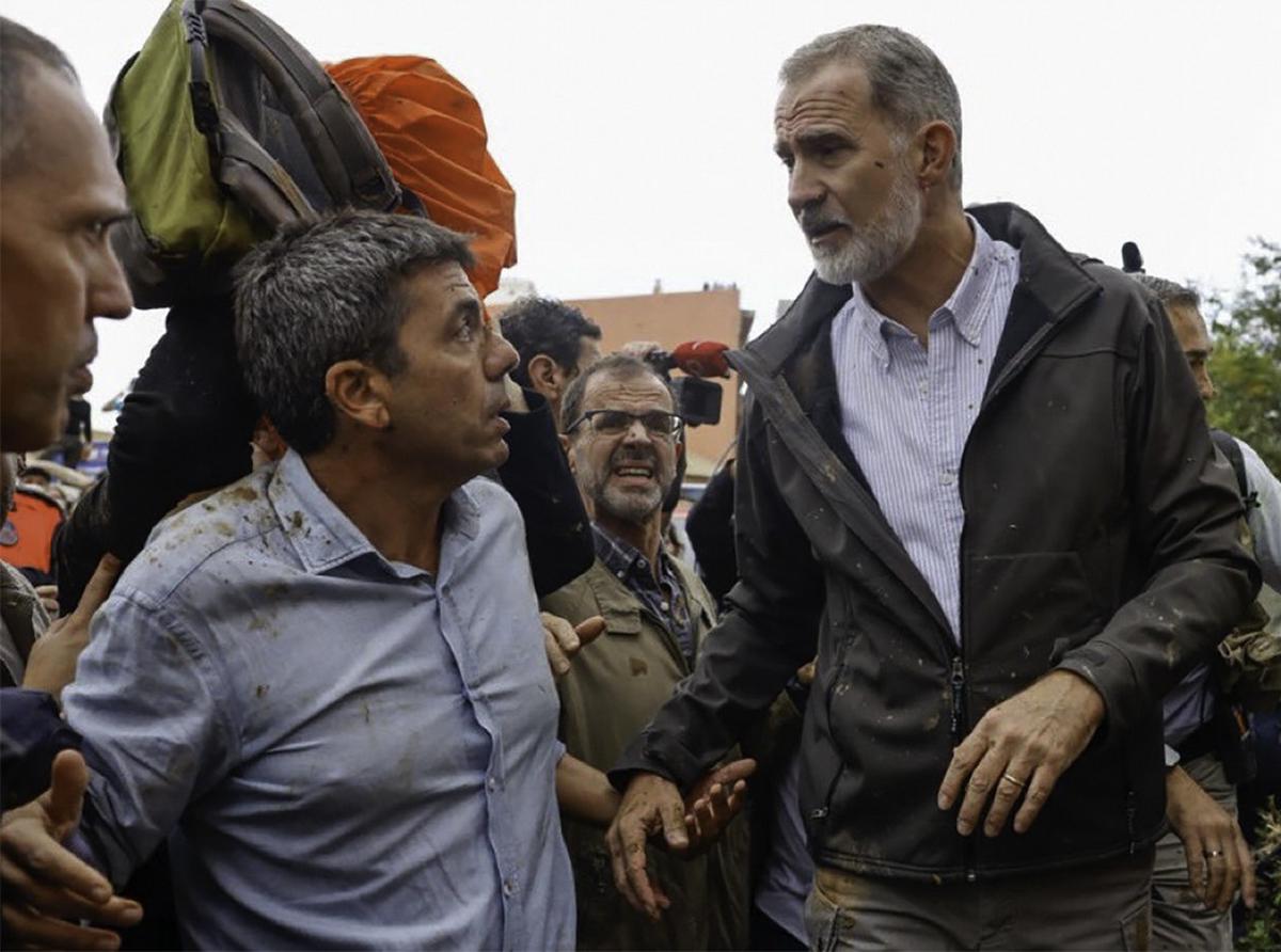Tensión en zona inundada de España: arrojaron barro a los reyes y Letizia lloró
