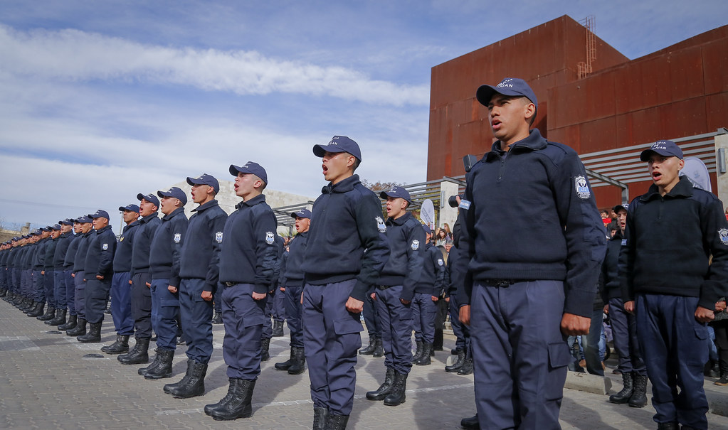 Egresados de la Policía reclaman que deberán revalidar para ingresar y desde la Escuela de Formación lo explicaron
