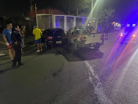Peligroso siniestro en Rawson: un auto quedó incrustado en un local comercial