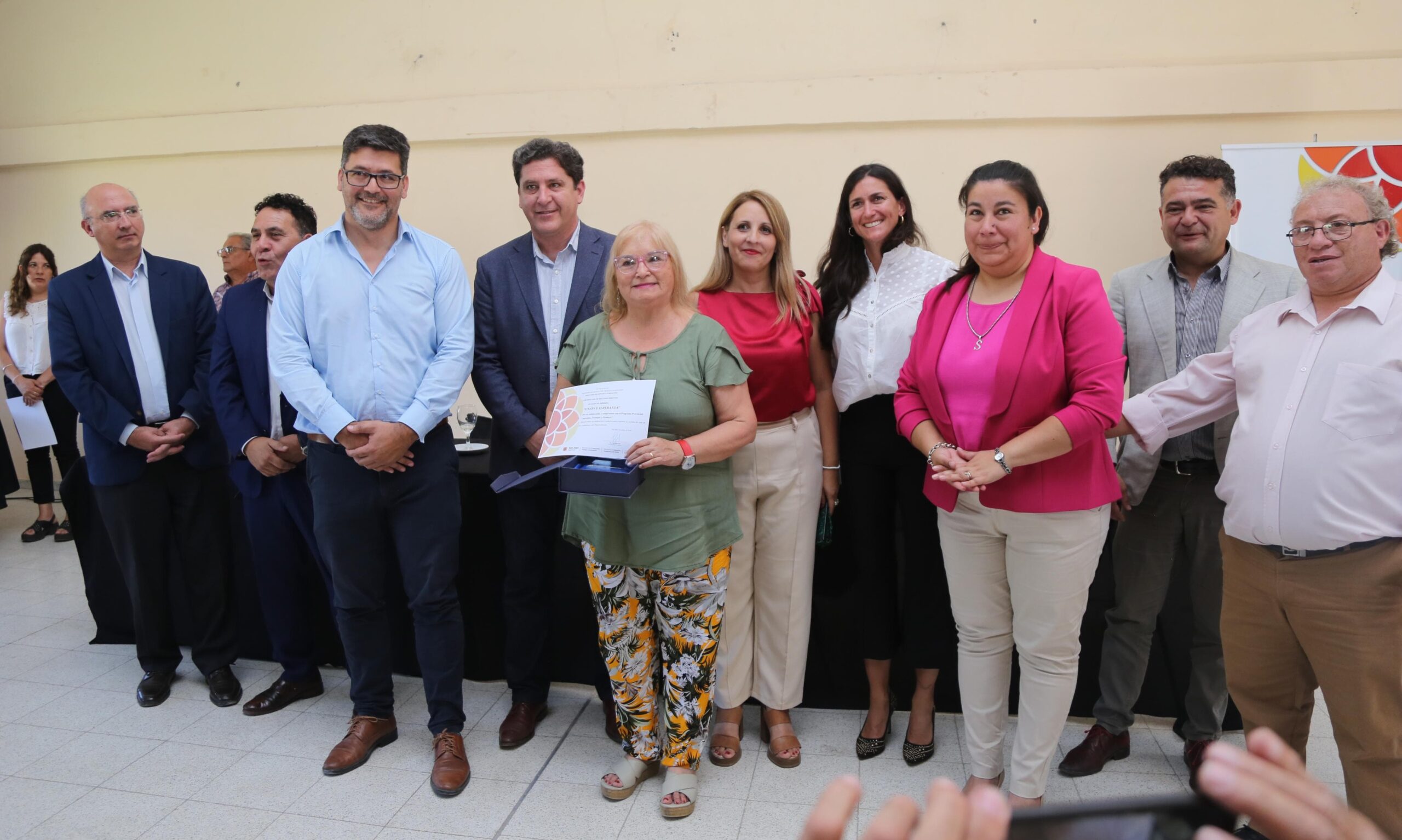 Realizan la última entrega del año de certificados del Programa Aprender, Trabajar y Producir