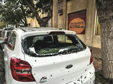 El fuerte granizo en el Gran San Juan dañó vehículos estacionados