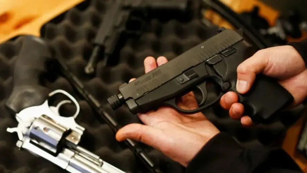 El Gobierno nacional bajó la edad mínima para portar armas a 18 años