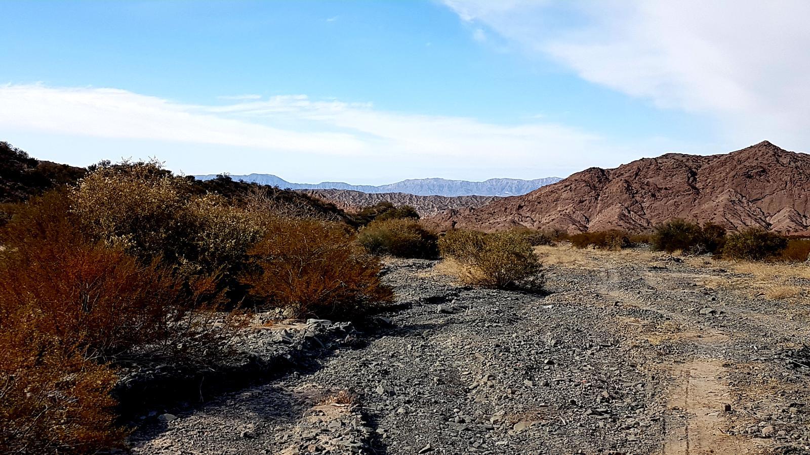 Una familia volcó camino a Calingasta y debió ser rescatada por Vialidad Nacional