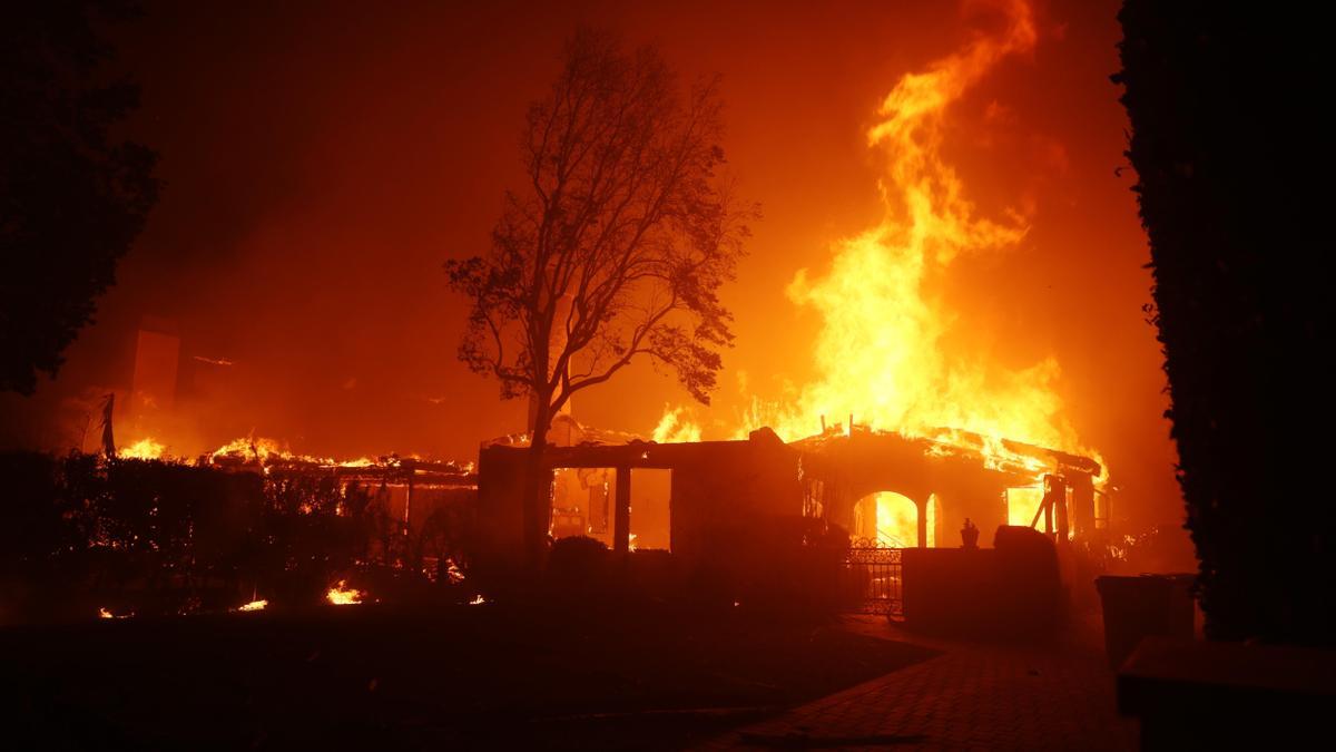 Hay tres incendios devastadores que golpean California y miles de evacuados y propiedades en ruinas