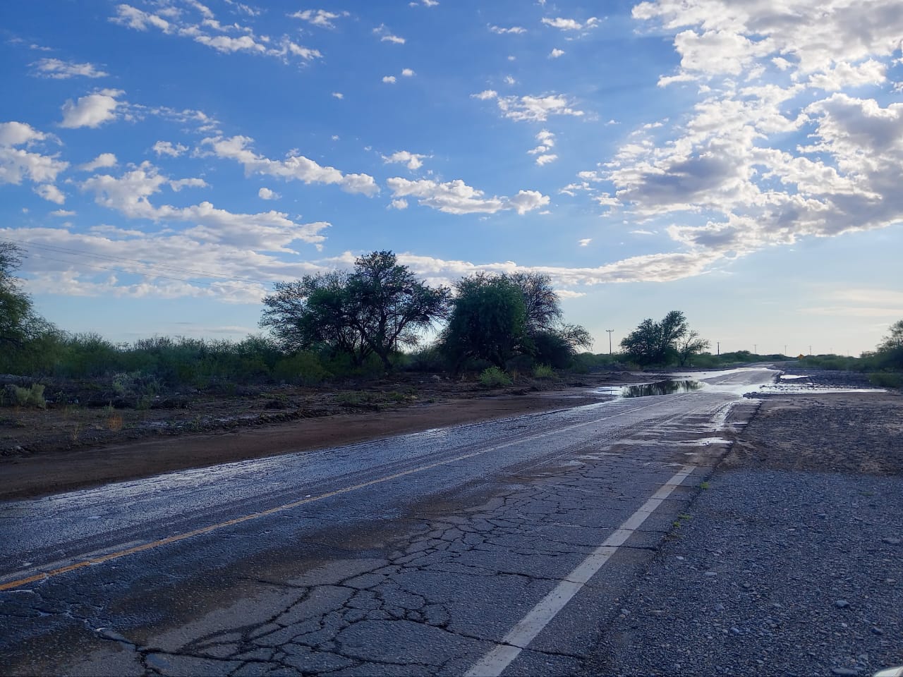 Ruta 141 complicada tras las constantes lluvias: hay vehículos varados y badenes con arrastre
