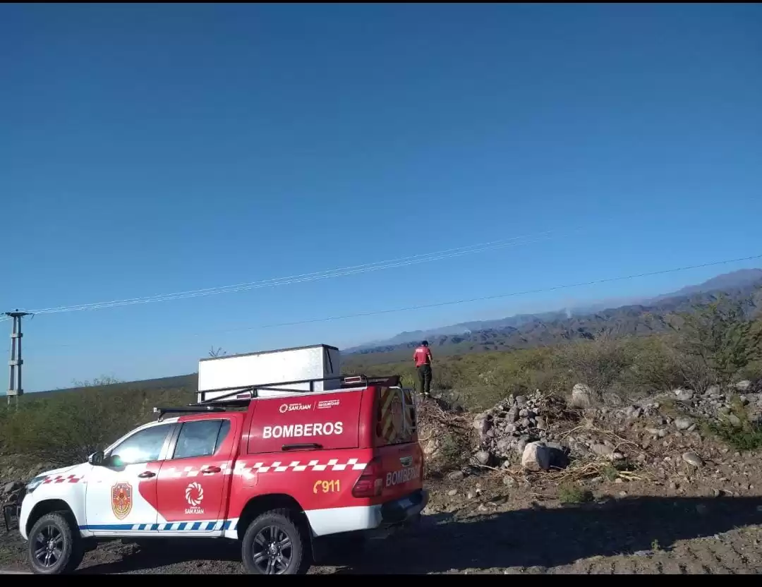 Incendio en los cerros de Valle Fértil: queda un foco activo y ya se afectaron al menos 100 Hectáreas
