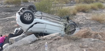 Una familia volcó en Calingasta y se salvó de milagro
