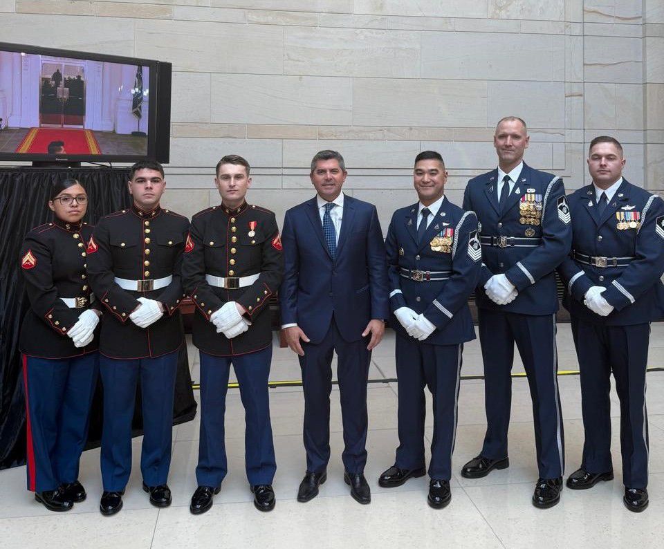 El gobernador Marcelo Orrego, presenció la asunción de Donlad Trump como presidente de EEUU