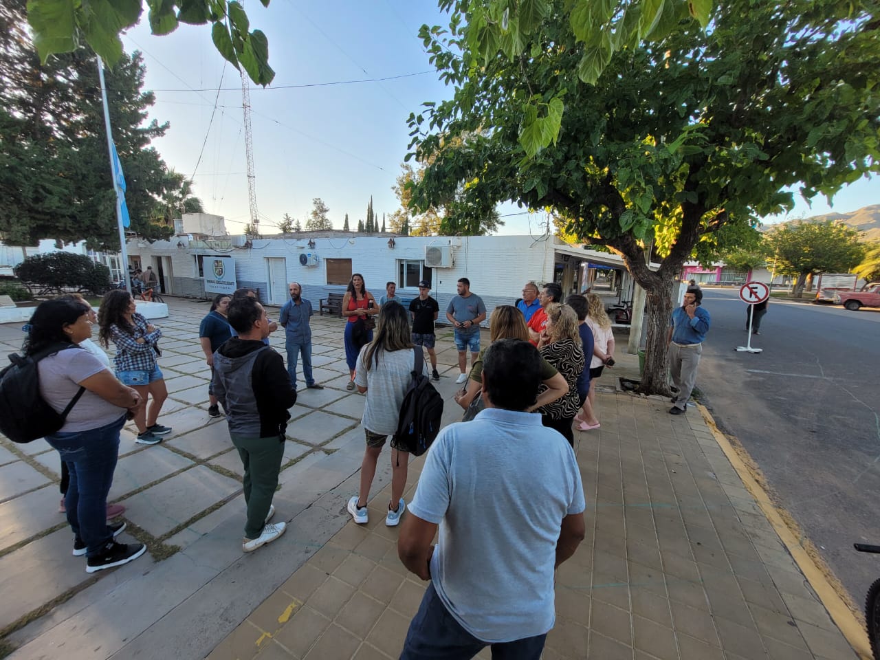 Vecinos de Valle Fértil insisten en que aún hay aviones rompetormentas y tomaron el municipio exigiendo respuestas
