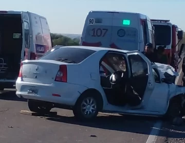 En un violento choque frontal, chocaron dos autos en Ruta 40 y hay heridos