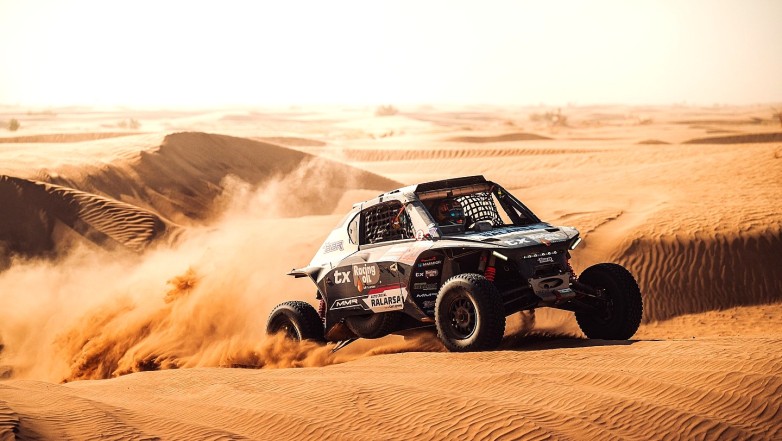 Lisandro Sisterna junto al español Pau Navarro siguen en el Dakar