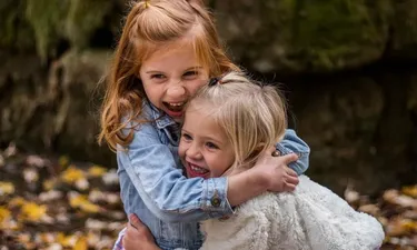 Día Mundial del Abrazo: cómo el contacto físico reduce la ansiedad y brinda bienestar emocional