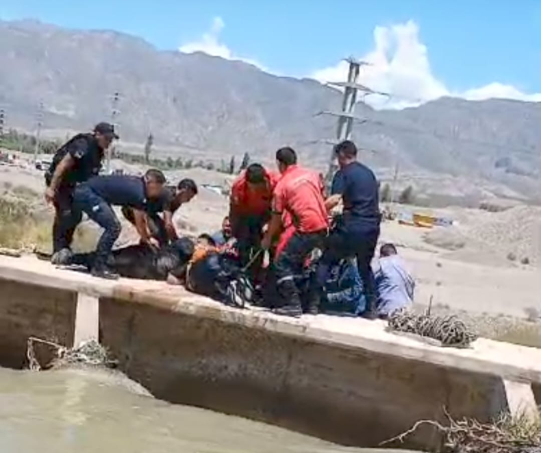 Rescataron a una mujer que cayó al canal y estaba a punto de ahogarse