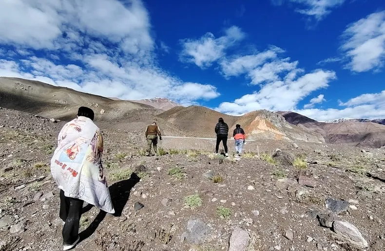 Al menos ocho vehículos quedaron varados en Agua Negra tras su cierre y debieron ser asistidos en un refugio